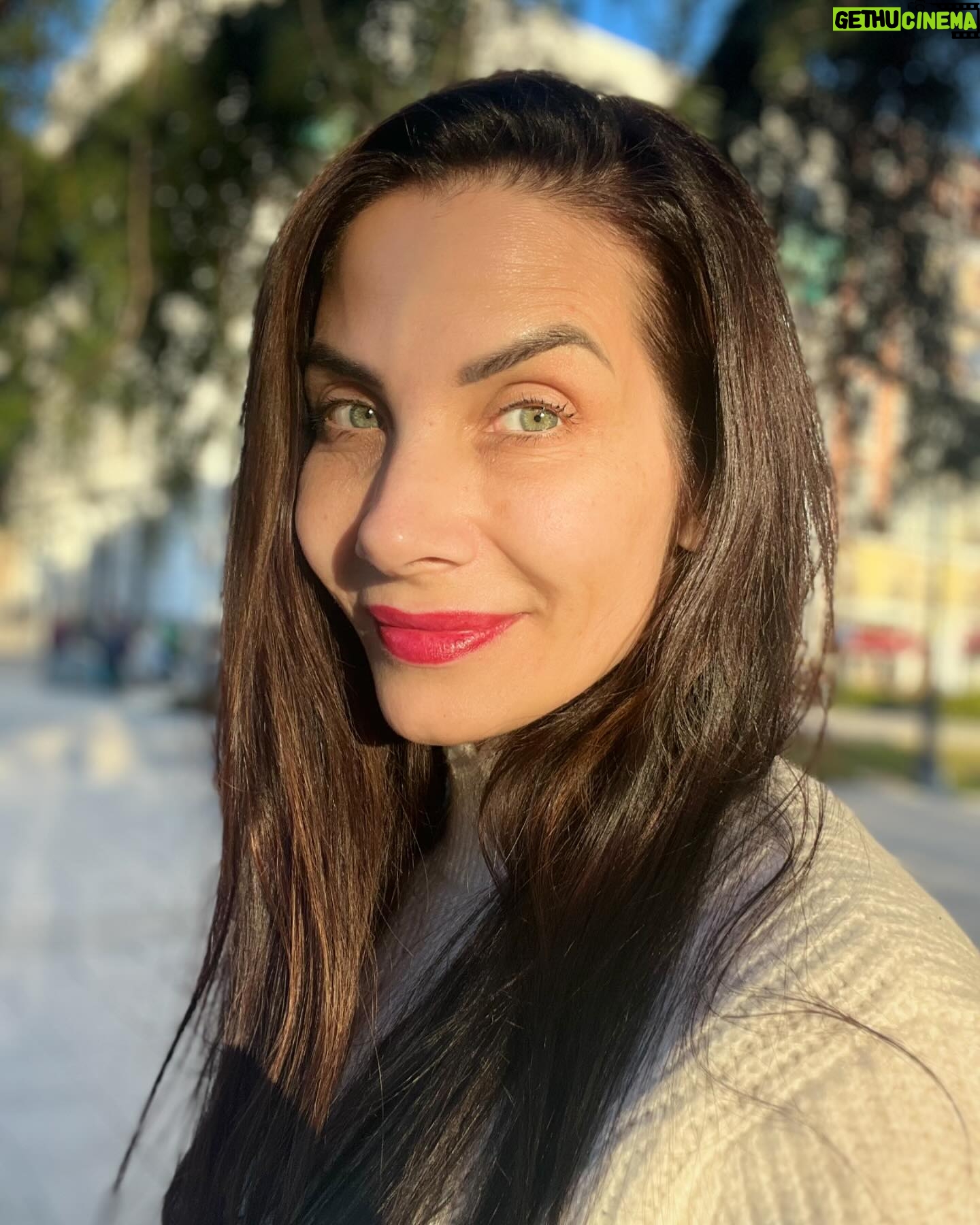 Eva Decastelo Instagram - V Madridu. Rtěnka, řasenka, sluníčko a jdu. Jak málo stačí, když je člověk štastný. #stastna #happy #madrid #vylet #travel #story