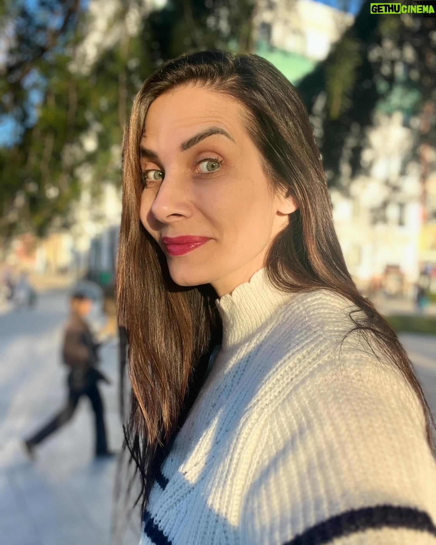 Eva Decastelo Instagram - V Madridu. Rtěnka, řasenka, sluníčko a jdu. Jak málo stačí, když je člověk štastný. #stastna #happy #madrid #vylet #travel #story