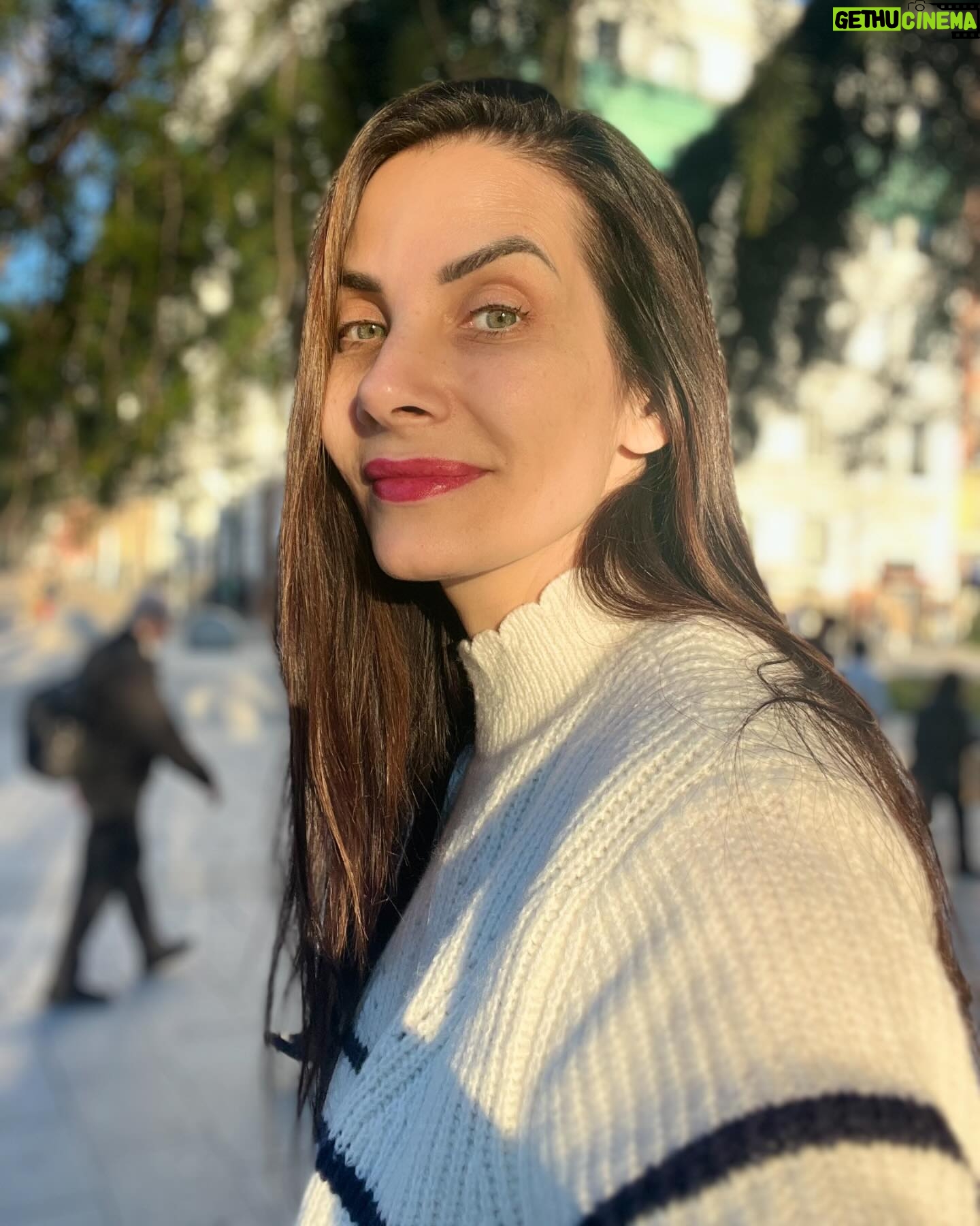 Eva Decastelo Instagram - V Madridu. Rtěnka, řasenka, sluníčko a jdu. Jak málo stačí, když je člověk štastný. #stastna #happy #madrid #vylet #travel #story