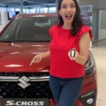 Eva Decastelo Instagram - Jak jsem se z influencera stala fanouškem? 🚗💨 Před dvěma lety mi přišla nabídka, kterou bych nemohla odmítnout. Ne, nebyla to role v nové sérii Pána prstenů (i když, to by taky nebylo špatné). Byla to nabídka od Suzuki být ambassadorkou jejich auta – Suzuki S-Cross. A co se stalo poté? 🌟 Dva roky. Dva roky a 58.000km jsem strávila za volantem Suzuki S-Cross. A nejen to. Fotila jsem ho v horách, na výletech, dokonce i při nákupu v supermarketu (ano, supermarkety mohou být fotogenické, když máte správné auto). Každý snímek, každý kilometr, každá jízda s tím autem byla nezapomenutelný. A pak se stalo něco, co jsem nečekala. Moje smlouva skončila, ale moje láska k S-Cross ne. Na konci této dobrodružné cesty jsem si uvědomila, že tento kousek techniky nechci opustit. Takže jsem udělala něco, co by málokdo čekal. Jsem hrdý majitel Suzuki S-Cross! 🚗❤️ Ano, čtete správně. Po dvou letech propagace jsem si to auto koupila. A víte co? Je to nejlepší rozhodnutí, které jsem kdy udělala. Nejenže mám auto, které miluji, ale také jsem se naučila něco hlubšího o influencingu. Není to jen o propagaci. Je to o objevování, co opravdu milujete a sdílení této vášně s ostatními. Láska na první pohled existuje i u aut. Influencing není jen práce, je to cesta k objevování. Suzuki S-Cross je nejen skvělé auto, ale i věrný společník na všech cestách. A co vy? Máte také nějaký příběh, kdy vás produkt tak nadchnul, že jste se z influencera stali fanouškem? Podělte se o svůj příběh a dejte tomuto příspěvku repost. Přidejme se k revoluci, kde produkty nejen propagujeme, ale skutečně milujeme! 🚗💕 #SuzukiLove #influencerconfessional #uzneplacenepartnerstvi #suzuki