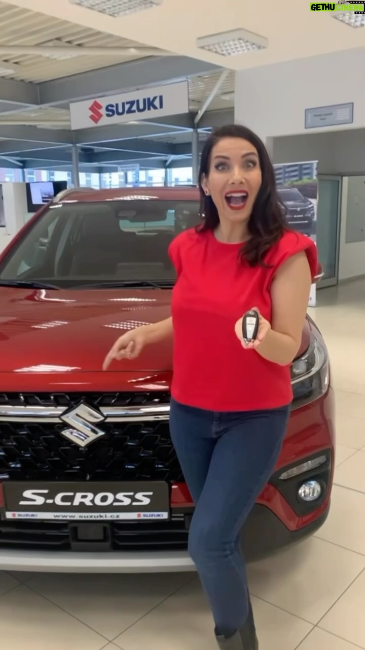 Eva Decastelo Instagram - Jak jsem se z influencera stala fanouškem? 🚗💨 Před dvěma lety mi přišla nabídka, kterou bych nemohla odmítnout. Ne, nebyla to role v nové sérii Pána prstenů (i když, to by taky nebylo špatné). Byla to nabídka od Suzuki být ambassadorkou jejich auta – Suzuki S-Cross. A co se stalo poté? 🌟 Dva roky. Dva roky a 58.000km jsem strávila za volantem Suzuki S-Cross. A nejen to. Fotila jsem ho v horách, na výletech, dokonce i při nákupu v supermarketu (ano, supermarkety mohou být fotogenické, když máte správné auto). Každý snímek, každý kilometr, každá jízda s tím autem byla nezapomenutelný. A pak se stalo něco, co jsem nečekala. Moje smlouva skončila, ale moje láska k S-Cross ne. Na konci této dobrodružné cesty jsem si uvědomila, že tento kousek techniky nechci opustit. Takže jsem udělala něco, co by málokdo čekal. Jsem hrdý majitel Suzuki S-Cross! 🚗❤️ Ano, čtete správně. Po dvou letech propagace jsem si to auto koupila. A víte co? Je to nejlepší rozhodnutí, které jsem kdy udělala. Nejenže mám auto, které miluji, ale také jsem se naučila něco hlubšího o influencingu. Není to jen o propagaci. Je to o objevování, co opravdu milujete a sdílení této vášně s ostatními. Láska na první pohled existuje i u aut. Influencing není jen práce, je to cesta k objevování. Suzuki S-Cross je nejen skvělé auto, ale i věrný společník na všech cestách. A co vy? Máte také nějaký příběh, kdy vás produkt tak nadchnul, že jste se z influencera stali fanouškem? Podělte se o svůj příběh a dejte tomuto příspěvku repost. Přidejme se k revoluci, kde produkty nejen propagujeme, ale skutečně milujeme! 🚗💕 #SuzukiLove #influencerconfessional #uzneplacenepartnerstvi #suzuki