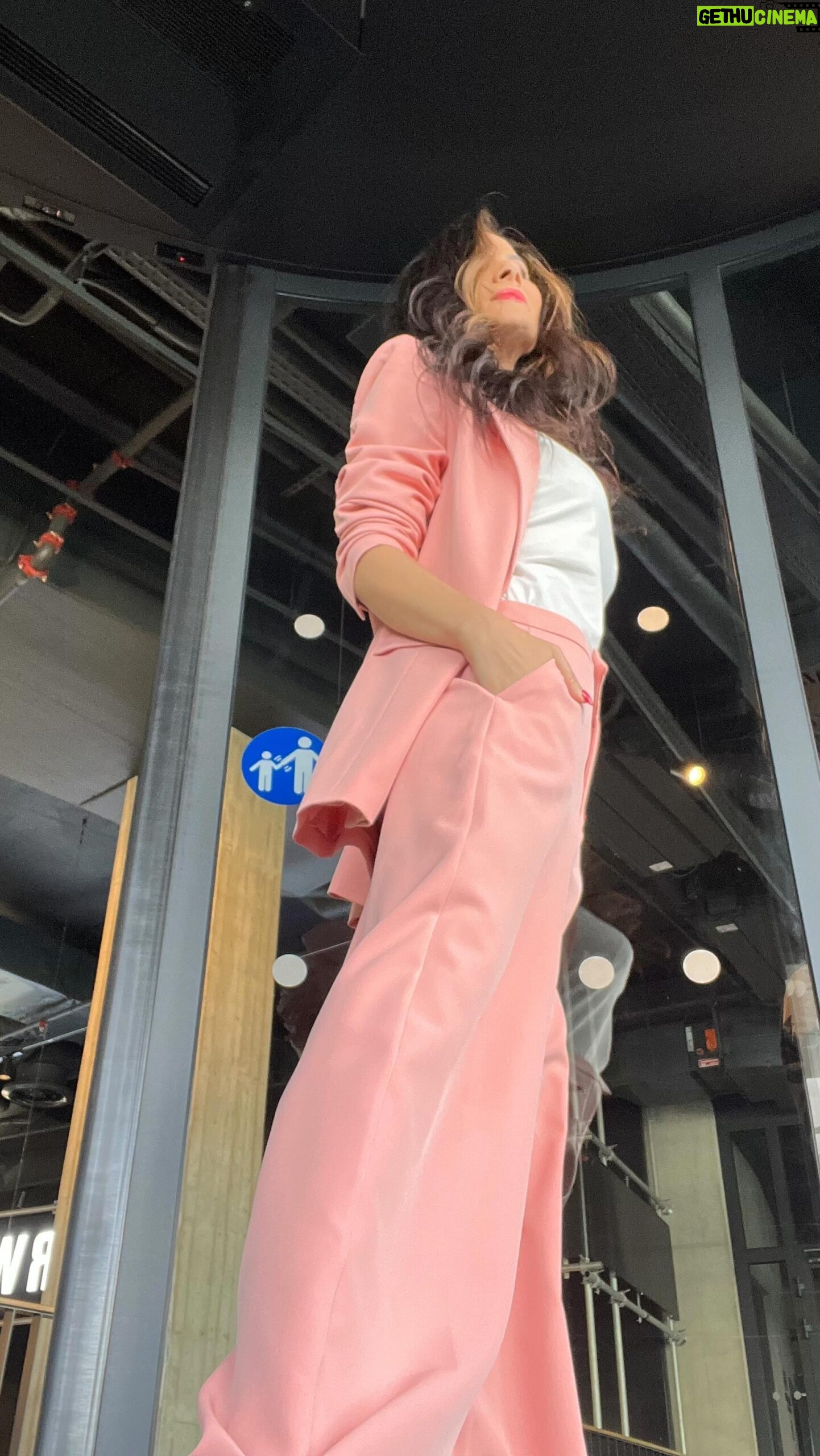 Eva Decastelo Instagram - Love it. A pak, že nejsem kostýmkový typ!!!! Děkuji @orsay A co, ženy moje, nosíte kostýmky nebo se jim vyhýbáte? #fashion #kostym #kostymky #ootd #ootdfashion