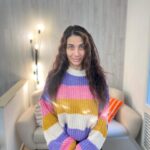 Eva Decastelo Instagram - Před pár lety bych si vůbec nedokázala představit, že bych se v klidu vyfotila s rozcuchem a nenalíčená a ještě to hodila na sociální sítě🙀 Ono to stárnutí, smíření se sama se sebou a pochopení, co je pro vás v životě důležité má něco do sebe. 🫶 Což samozřejmě neznamená, že se přestanu fotit nalíčená, přestanu si retušovat fotky a vůbec, že dostanu rozum😂😂😂😂 Ale tyhle fotky před tím, než mi vlasy dají zase do kupy v @hairstudiohonzakorinek , ty jsem si prostě zamilovala. #nomakeup #normal