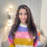 Eva Decastelo Instagram - Před pár lety bych si vůbec nedokázala představit, že bych se v klidu vyfotila s rozcuchem a nenalíčená a ještě to hodila na sociální sítě🙀 Ono to stárnutí, smíření se sama se sebou a pochopení, co je pro vás v životě důležité má něco do sebe. 🫶 Což samozřejmě neznamená, že se přestanu fotit nalíčená, přestanu si retušovat fotky a vůbec, že dostanu rozum😂😂😂😂 Ale tyhle fotky před tím, než mi vlasy dají zase do kupy v @hairstudiohonzakorinek , ty jsem si prostě zamilovala. #nomakeup #normal