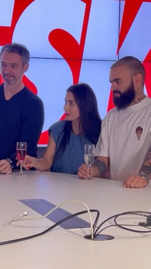 Eva Decastelo Instagram - Díky Vám, jsme vybrali 271 089kč na @doniocz a tím jsme mohli pro malou Viktorku s SMA pořídit nový elektrický vozík, který ji naprosto změní kvalitu života! ♥️ Jsem neskutečně vděčni za to, že jsme s @decasteloeva mohli být patroni toho to příběhu, který má šťastný konec ♥️

Já jsem s @gizmaniacz vymyslel jako bonus něco i pro staršího brášku Sašu, který nás při prvním setkání dostal, když na otázku “co by sis přál od Ježíška na Vánoce” odpověděl “aby byla Viktorka zdravá..” 🥺

Ještě jednou děkuji všem co přispěli, nebo při nejmenším tento příběh či sbírku sdíleli, protože i díky vám jsme to DOKÁZALI ♥️