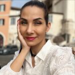 Eva Decastelo Instagram - Jen tak - dnes je Mezinárodní den zpomalení - zkusím to, ikdyž to moc neumím. V Česku máme pro změnu - Národní den bez spěchu🤗 Což je osvětová iniciativa, která má za cíl dát lidem na jeden den trochu více času na obvyklé aktivity tím, že je o pár minut odloží. Lidé tak na ně nemusí za volantem tolik spěchat. Jde o to uvědomit si, že ne všechno je naléhavá situace, kvůli které stojí za to riskovat životy nepřiměřenou rychlostí. Pokud se chcete připojit - Zpozděte to, co děláte❤️ Tím, že 3. dubna o několik minut zpozdíte svoji naplánovanou či pravidelnou aktivitu – otevírací dobu, začátek schůzky, pracovní doby (pokud vám to náplň práce umožňuje), koncertu, představení nebo sportovního utkání. Umožníte tak zákazníkům, zaměstnancům, divákům či hostům, aby k vám nemuseli tolik spěchat. #narodnidenbezspechu