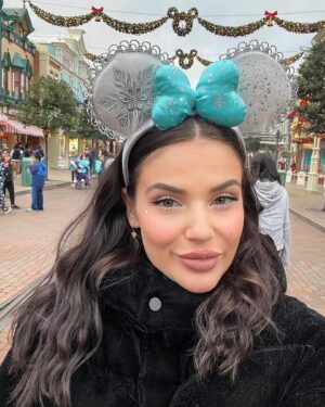 Eva Ducci Instagram - DISNEY🎄❤️ 🍭🩵🍿✨ (j’ai vu Loki je peux mourir en paix…👼🏼)

.

#disney #disneyland #lokidisneylandparis #loki #lokijetaime #love #happy #christmas