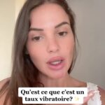 Eva Ducci Instagram - J’explique ce qu’est un ✨« taux vibratoire »✨car on me l’a demandé 😊 vous pouvez mesurer votre taux vibratoire avec l’échelle de Bovis. Et pour info plus tu es dans l’amour, la joie, la paix, le partage plus tu vas vibrer haut. A l’inverse plus tu es dans la colère, la culpabilité, la tristesse, la jalousie plus tu vas vibrer bas. Et tout ce que tu fais impacte ton taux vibratoire, par exemple en faisant des compliments à quelqu’un tu augmentes tes énergies et les siennes car tu créer du positif 😊 à l’inverse en critiquant tu baisses ta fréquence et tu envois aussi du négatif à la personne ☹️ . #energy #spirituality #spiritualité #energie #tesla #einstein #love #life #magic
