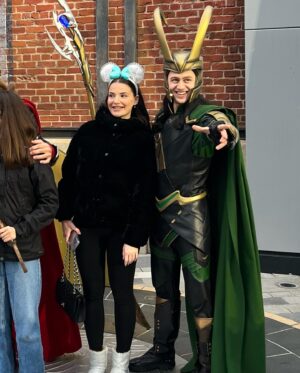 Eva Ducci Instagram - DISNEY🎄❤️ 🍭🩵🍿✨ (j’ai vu Loki je peux mourir en paix…👼🏼)

.

#disney #disneyland #lokidisneylandparis #loki #lokijetaime #love #happy #christmas