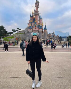 Eva Ducci Instagram - DISNEY🎄❤️ 🍭🩵🍿✨ (j’ai vu Loki je peux mourir en paix…👼🏼)

.

#disney #disneyland #lokidisneylandparis #loki #lokijetaime #love #happy #christmas