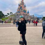 Eva Ducci Instagram – DISNEY🎄❤️ 🍭🩵🍿✨ (j’ai vu Loki je peux mourir en paix…👼🏼)

.

#disney #disneyland #lokidisneylandparis #loki #lokijetaime #love #happy #christmas