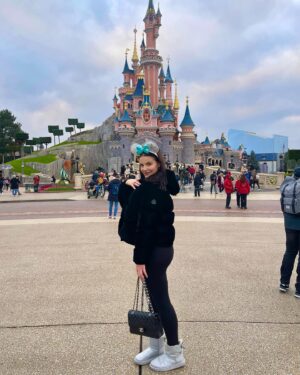 Eva Ducci Instagram - DISNEY🎄❤️ 🍭🩵🍿✨ (j’ai vu Loki je peux mourir en paix…👼🏼)

.

#disney #disneyland #lokidisneylandparis #loki #lokijetaime #love #happy #christmas