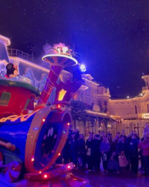 Eva Ducci Instagram - DISNEY🎄❤️ 🍭🩵🍿✨ (j’ai vu Loki je peux mourir en paix…👼🏼)

.

#disney #disneyland #lokidisneylandparis #loki #lokijetaime #love #happy #christmas