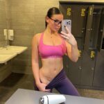 Eva Ducci Instagram – Mon passe temps favoris 💪🏼😏 #frigo