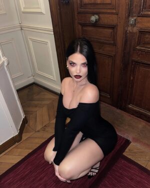 Eva Ducci Instagram - 🩸🖤🧛🏻‍♀️🥀💀 qui veut que je goutte son sang?
