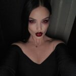 Eva Ducci Instagram - 🩸🖤🧛🏻‍♀️🥀💀 qui veut que je goutte son sang?