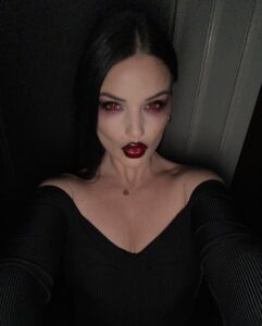 Eva Ducci Instagram - 🩸🖤🧛🏻‍♀️🥀💀 qui veut que je goutte son sang?