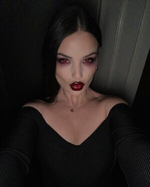 Eva Ducci Instagram - 🩸🖤🧛🏻‍♀️🥀💀 qui veut que je goutte son sang?