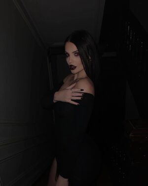 Eva Ducci Instagram - 🩸🖤🧛🏻‍♀️🥀💀 qui veut que je goutte son sang?