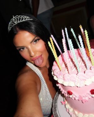 Eva Ducci Instagram - Merci à tous ceux qui m’ont souhaité mon anniversaire je vous aime ✨