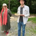 Eva Holubová Instagram - Ja se omlouvam, nestacim odpovidat na Vase reakce a pod minulymi prispevky, nestacim je ani vsechny cist, ja nestiham ani davat svoje nove. Byla jsem s @holu_ad celkem 3x na vyjezdu do regionu, vic mi to moje pracovni nasazeni nedovolilo, ale vzdycky to stalo zato. Prekvapi Vas, ze tam nejezdim specialne proto, abych ho podporila, ale abych taky poznala zivot v ruznych koutech nasi uzasny zeme. Jasne, ze jsou zajimave i besedy s mistnimi obcany, ale pro mne je obrovskym prinosem dozvidat se nejenom, co si moji spoluobcane mysli, ale jak se jejich mysleni promita do zivota. Ucastnila jsem se vyjezdu na Litomericko, do Krkonosskeho podhuri a do Zlinskeho kraje. O kazdem Vam napisu, delala jsem si poznamky, nabrala ruzne prospekty, jenom k tomu potrebuju klid a cas. Ale o jedno se musim podelit uz ted. MAME V NASI ZEMI UZASNE LIDI, UZASNE. OCHRANA ZIVOTNIHO PROSTREDI, ZAJEM O PROBLEMY NASICH OBCANU U NICH NENI FRAZE, ONI HO ZIJOU. A je to uzitetecny, sofistikovany a radostny zivot. Nerikam, ze vzdycky snadny a pohodlny, ale tolik potrebny pro nasi zemi, kontinent, na nemz se nachazi, pro celou Matku Zemi. Ted si mozna porukate na hlavu, ale pred lety mi pri jednom nataceni rekl kolega Jiri Schmitzer: “lidstvo je v prdeli, my splachujeme svoje hovna PITNOU vodou a jinde zmiraji lide zizni”. Rekla jsem to doma, muj muz se zamyslel a od te doby doma “kyblujeme”, proste splachujeme vodou po koupani.😳😂. Navstevy se vzdy podivi: “vy mate zase rozbity zachod”? Ja se tim totiz moc nechlubim, ale mela bych. 😂Prespavali jsme v dome, kde se splachuje destovou vodou, sprchujete vodou ohrejvanou solarnimi panely, tepelna izolace je ze slamy… Jinde jsme zase byli na prochazce v lese, ktery si spolecne koupili obcane a udelali z neho soukromou chranenou rezervaci. Onde zase sedlak, ktery uzasne ekonomicky a vynisne hospodari, zaklada zpatky vyklucene meze tam, kde drive byli, buduje tune vyuzitim te nechvalne meriolizace, kterou nasi zem nesetrne zaneslo socialisticke hospodareni za podpory sovetskych “expertu”. A v tech mezich se uz zabydleli ptaci a v tech tunich vodni ptactvo i dalsi zivocichove. A dalsi!!! Mne se to sem vsechno nevejdeeee!!!😔