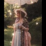 Eva Holubová Instagram - Miluju obdobi “fin de siecle”, tedy obdobi secese. Obzvlaste ve vytvarnem umeni, v architekture. Modu te doby, uzitkove predmety. Doba kocaru, korzetu, “honziku”, fiží a klobouku. Doba vynalezu, ale taky zmen ve spolecnosti, doba boje zen za volebni pravo. Nesmely jsme volit, dokazete si zo predstavit? Vsude okolo nas patriarchalni svet, psychiatri oznacovali naše citová rozpoložení za hysterii, menopauzu za “smrt zeny v zene”. Ani vlastneni majetku pro zeny nebyla samozrejmost. Nebylo samozrejme studium na vysokych skolach, panovnice v historii najdeme, ale clenky parlamentu, poradkyne kralu, kanclerky , soudkyne, starostky nikoliv. Co se stalo, ze jsme se posunuly smerem nahoru? Muzi nas tam nevytahli, to nase predchudkyne nas tam vydrapaly. A nebylo to jednoduche a bezbolestne. Uz i kvuli tomu, kvuli nim chodim poctive k volbam. Nestavim ženy nad muze, ale ani naopak. Ja jsem pro rovnost pohlavi, nikoliv za kazdou cenu a univerzalne. Vnimam mezi nimi ruznost, ale i presto vyznavam rovnost. “Ten umi to a ten zas tohle a vsichni dohromady udelame moc. Chytra zena= chytry muz= chytry clovek / osobnost. Blbec= blbka= hlupaci hlupačky. Znam dost muzu, kteri cti prava žen, znam ale i despoty( to byl muj tatinek), znam i muze tzv. “pod pantoflem”. Znam i zeny, ktere stoji proti emancipovanym zenam. Mela bys sedet doma a vytvaret zazemi pro rodinu, pro manzela. To vubec neni malo, ale musis se pro to rozhodnout, nikoliv byt odsouzena. Musi to byt poslanim, nikoliv trestem. A musi v tom byt zainteresovani oba partneri. Rada si vymyslim, predstavuju. Mam na to diky nespavosti dost prostoru. Ted mi bezi hlavou, co kdyby si zeny, ktere se rozhodly chodit k volbam vzaly pro tuto prilezitost klobouk na pocest zen, ktere nam pravo volit vybojovaly. A hodily to tam zodpovedne tomu, komu nejvic verime, at uz nas partner voli kohokoliv? Jo, rozhodnuto. Letos jdu k volbam v klobouku. 😂A udelam si z toho svatek rovnopravnosti. A uziju si to, ze muzu. Nenecham za sebe rozhodovat druhe. Tak a ja pomalu vstanu a dobalim si kufr, nebot za chvili odjizdime do Bardějova. 😂❤️🙏🕊✌🏻👍🏿