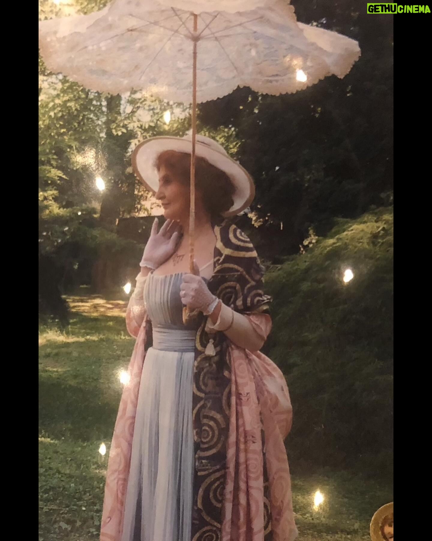 Eva Holubová Instagram - Miluju obdobi “fin de siecle”, tedy obdobi secese. Obzvlaste ve vytvarnem umeni, v architekture. Modu te doby, uzitkove predmety. Doba kocaru, korzetu, “honziku”, fiží a klobouku. Doba vynalezu, ale taky zmen ve spolecnosti, doba boje zen za volebni pravo. Nesmely jsme volit, dokazete si zo predstavit? Vsude okolo nas patriarchalni svet, psychiatri oznacovali naše citová rozpoložení za hysterii, menopauzu za “smrt zeny v zene”. Ani vlastneni majetku pro zeny nebyla samozrejmost. Nebylo samozrejme studium na vysokych skolach, panovnice v historii najdeme, ale clenky parlamentu, poradkyne kralu, kanclerky , soudkyne, starostky nikoliv. Co se stalo, ze jsme se posunuly smerem nahoru? Muzi nas tam nevytahli, to nase predchudkyne nas tam vydrapaly. A nebylo to jednoduche a bezbolestne. Uz i kvuli tomu, kvuli nim chodim poctive k volbam. Nestavim ženy nad muze, ale ani naopak. Ja jsem pro rovnost pohlavi, nikoliv za kazdou cenu a univerzalne. Vnimam mezi nimi ruznost, ale i presto vyznavam rovnost. “Ten umi to a ten zas tohle a vsichni dohromady udelame moc. Chytra zena= chytry muz= chytry clovek / osobnost. Blbec= blbka= hlupaci hlupačky. Znam dost muzu, kteri cti prava žen, znam ale i despoty( to byl muj tatinek), znam i muze tzv. “pod pantoflem”. Znam i zeny, ktere stoji proti emancipovanym zenam. Mela bys sedet doma a vytvaret zazemi pro rodinu, pro manzela. To vubec neni malo, ale musis se pro to rozhodnout, nikoliv byt odsouzena. Musi to byt poslanim, nikoliv trestem. A musi v tom byt zainteresovani oba partneri. Rada si vymyslim, predstavuju. Mam na to diky nespavosti dost prostoru. Ted mi bezi hlavou, co kdyby si zeny, ktere se rozhodly chodit k volbam vzaly pro tuto prilezitost klobouk na pocest zen, ktere nam pravo volit vybojovaly. A hodily to tam zodpovedne tomu, komu nejvic verime, at uz nas partner voli kohokoliv? Jo, rozhodnuto. Letos jdu k volbam v klobouku. 😂A udelam si z toho svatek rovnopravnosti. A uziju si to, ze muzu. Nenecham za sebe rozhodovat druhe. Tak a ja pomalu vstanu a dobalim si kufr, nebot za chvili odjizdime do Bardějova. 😂❤️🙏🕊✌🏻👍🏿