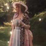 Eva Holubová Instagram - Miluju obdobi “fin de siecle”, tedy obdobi secese. Obzvlaste ve vytvarnem umeni, v architekture. Modu te doby, uzitkove predmety. Doba kocaru, korzetu, “honziku”, fiží a klobouku. Doba vynalezu, ale taky zmen ve spolecnosti, doba boje zen za volebni pravo. Nesmely jsme volit, dokazete si zo predstavit? Vsude okolo nas patriarchalni svet, psychiatri oznacovali naše citová rozpoložení za hysterii, menopauzu za “smrt zeny v zene”. Ani vlastneni majetku pro zeny nebyla samozrejmost. Nebylo samozrejme studium na vysokych skolach, panovnice v historii najdeme, ale clenky parlamentu, poradkyne kralu, kanclerky , soudkyne, starostky nikoliv. Co se stalo, ze jsme se posunuly smerem nahoru? Muzi nas tam nevytahli, to nase predchudkyne nas tam vydrapaly. A nebylo to jednoduche a bezbolestne. Uz i kvuli tomu, kvuli nim chodim poctive k volbam. Nestavim ženy nad muze, ale ani naopak. Ja jsem pro rovnost pohlavi, nikoliv za kazdou cenu a univerzalne. Vnimam mezi nimi ruznost, ale i presto vyznavam rovnost. “Ten umi to a ten zas tohle a vsichni dohromady udelame moc. Chytra zena= chytry muz= chytry clovek / osobnost. Blbec= blbka= hlupaci hlupačky. Znam dost muzu, kteri cti prava žen, znam ale i despoty( to byl muj tatinek), znam i muze tzv. “pod pantoflem”. Znam i zeny, ktere stoji proti emancipovanym zenam. Mela bys sedet doma a vytvaret zazemi pro rodinu, pro manzela. To vubec neni malo, ale musis se pro to rozhodnout, nikoliv byt odsouzena. Musi to byt poslanim, nikoliv trestem. A musi v tom byt zainteresovani oba partneri. Rada si vymyslim, predstavuju. Mam na to diky nespavosti dost prostoru. Ted mi bezi hlavou, co kdyby si zeny, ktere se rozhodly chodit k volbam vzaly pro tuto prilezitost klobouk na pocest zen, ktere nam pravo volit vybojovaly. A hodily to tam zodpovedne tomu, komu nejvic verime, at uz nas partner voli kohokoliv? Jo, rozhodnuto. Letos jdu k volbam v klobouku. 😂A udelam si z toho svatek rovnopravnosti. A uziju si to, ze muzu. Nenecham za sebe rozhodovat druhe. Tak a ja pomalu vstanu a dobalim si kufr, nebot za chvili odjizdime do Bardějova. 😂❤️🙏🕊✌🏻👍🏿