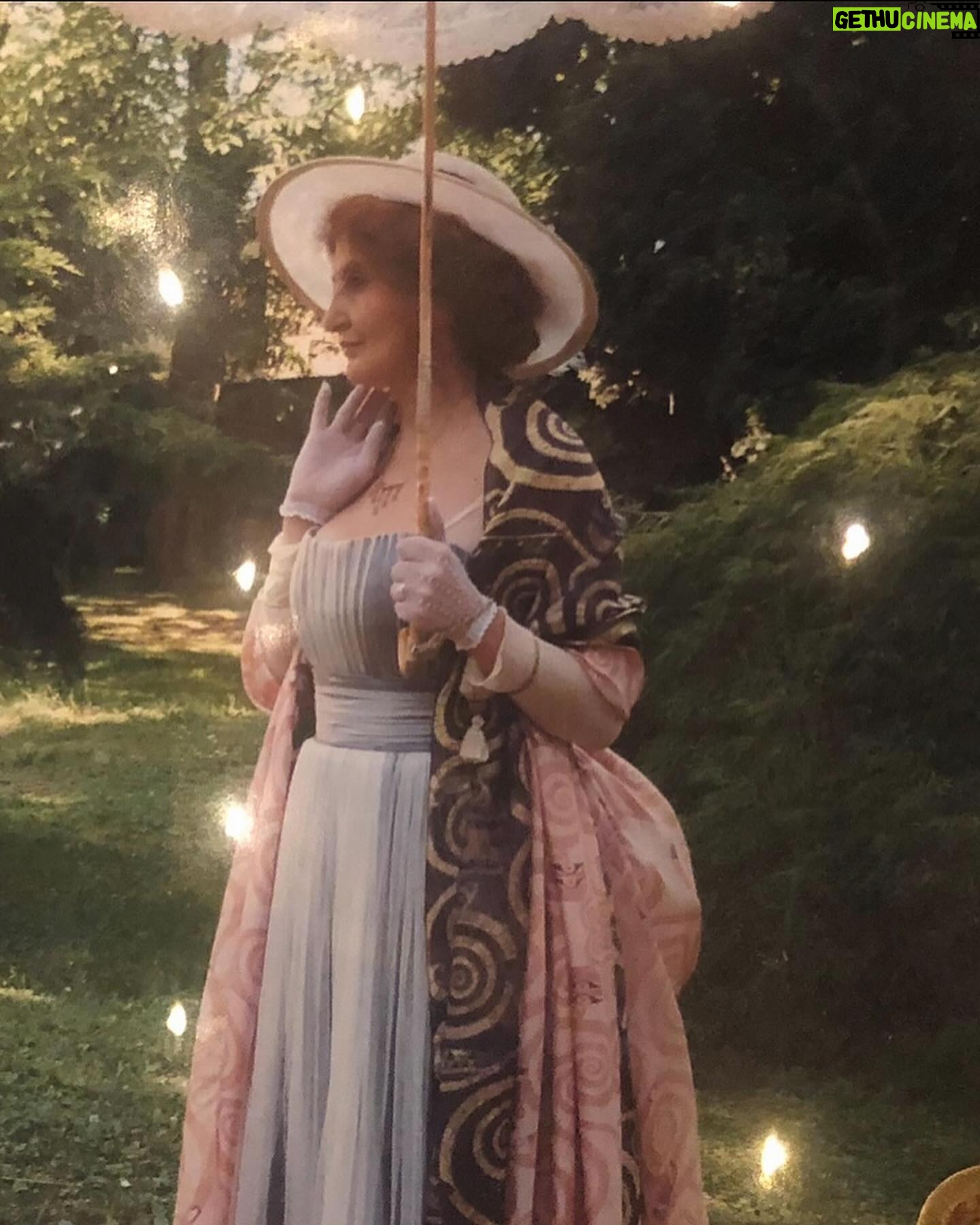 Eva Holubová Instagram - Miluju obdobi “fin de siecle”, tedy obdobi secese. Obzvlaste ve vytvarnem umeni, v architekture. Modu te doby, uzitkove predmety. Doba kocaru, korzetu, “honziku”, fiží a klobouku. Doba vynalezu, ale taky zmen ve spolecnosti, doba boje zen za volebni pravo. Nesmely jsme volit, dokazete si zo predstavit? Vsude okolo nas patriarchalni svet, psychiatri oznacovali naše citová rozpoložení za hysterii, menopauzu za “smrt zeny v zene”. Ani vlastneni majetku pro zeny nebyla samozrejmost. Nebylo samozrejme studium na vysokych skolach, panovnice v historii najdeme, ale clenky parlamentu, poradkyne kralu, kanclerky , soudkyne, starostky nikoliv. Co se stalo, ze jsme se posunuly smerem nahoru? Muzi nas tam nevytahli, to nase predchudkyne nas tam vydrapaly. A nebylo to jednoduche a bezbolestne. Uz i kvuli tomu, kvuli nim chodim poctive k volbam. Nestavim ženy nad muze, ale ani naopak. Ja jsem pro rovnost pohlavi, nikoliv za kazdou cenu a univerzalne. Vnimam mezi nimi ruznost, ale i presto vyznavam rovnost. “Ten umi to a ten zas tohle a vsichni dohromady udelame moc. Chytra zena= chytry muz= chytry clovek / osobnost. Blbec= blbka= hlupaci hlupačky. Znam dost muzu, kteri cti prava žen, znam ale i despoty( to byl muj tatinek), znam i muze tzv. “pod pantoflem”. Znam i zeny, ktere stoji proti emancipovanym zenam. Mela bys sedet doma a vytvaret zazemi pro rodinu, pro manzela. To vubec neni malo, ale musis se pro to rozhodnout, nikoliv byt odsouzena. Musi to byt poslanim, nikoliv trestem. A musi v tom byt zainteresovani oba partneri. Rada si vymyslim, predstavuju. Mam na to diky nespavosti dost prostoru. Ted mi bezi hlavou, co kdyby si zeny, ktere se rozhodly chodit k volbam vzaly pro tuto prilezitost klobouk na pocest zen, ktere nam pravo volit vybojovaly. A hodily to tam zodpovedne tomu, komu nejvic verime, at uz nas partner voli kohokoliv? Jo, rozhodnuto. Letos jdu k volbam v klobouku. 😂A udelam si z toho svatek rovnopravnosti. A uziju si to, ze muzu. Nenecham za sebe rozhodovat druhe. Tak a ja pomalu vstanu a dobalim si kufr, nebot za chvili odjizdime do Bardějova. 😂❤️🙏🕊✌🏻👍🏿