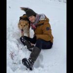 Eva Holubová Instagram - Dostavam ruzne otazky. Nektere se opakuji. V posledni dobe mne zaujala jedna. “KDE BERETE SÍLU?” Jsem priserne unavena, prace na zahrade ci v domacnosti stoji, tak jsem se nad tim sama zamyslela. Oteviram na toti tema novy serial: KDE BEREME SILU. Pridate se? 🙏pojdme se vzajemne inspirovat. Jednim z takovych nabijecu, jsou pro mne zvirata. V soucasne dobe mozna tim hlavnim, nebot nejsem ani schopna cist. Jake je Vase nejoblibenejsi zvire? Nemyslim ale pouze druh, myslim konkretniho partaka. Ja mam v soucasne dobe tri. Bellu, Ellu a Paťáka. Vsechno “kamaradi ze psi ctvrti”. Jsou na 1. miste, nemusim jim nic vysvetlovat, k nicemu je nutit, o nic se neprosit. Ted jsou u nas vsichni tri, a tak se mnohem vice snazi zaujmout. Ale ja nejsem jenom pejskar. Stejne misto u mne zaujimaji kocka a kone. Kocky jsem mela, kone nikoliv. A pak taky kralicci a ptacci, opicky, lvi, sloni, atd. Co znamenaji pro Vas?😂❤️