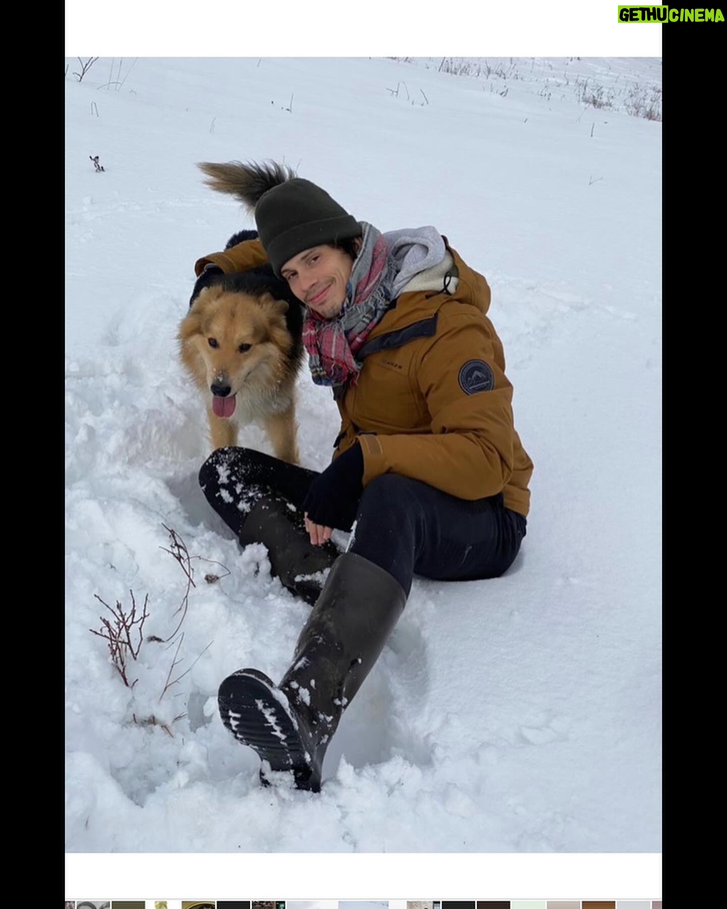 Eva Holubová Instagram - Dostavam ruzne otazky. Nektere se opakuji. V posledni dobe mne zaujala jedna. “KDE BERETE SÍLU?” Jsem priserne unavena, prace na zahrade ci v domacnosti stoji, tak jsem se nad tim sama zamyslela. Oteviram na toti tema novy serial: KDE BEREME SILU. Pridate se? 🙏pojdme se vzajemne inspirovat. Jednim z takovych nabijecu, jsou pro mne zvirata. V soucasne dobe mozna tim hlavnim, nebot nejsem ani schopna cist. Jake je Vase nejoblibenejsi zvire? Nemyslim ale pouze druh, myslim konkretniho partaka. Ja mam v soucasne dobe tri. Bellu, Ellu a Paťáka. Vsechno “kamaradi ze psi ctvrti”. Jsou na 1. miste, nemusim jim nic vysvetlovat, k nicemu je nutit, o nic se neprosit. Ted jsou u nas vsichni tri, a tak se mnohem vice snazi zaujmout. Ale ja nejsem jenom pejskar. Stejne misto u mne zaujimaji kocka a kone. Kocky jsem mela, kone nikoliv. A pak taky kralicci a ptacci, opicky, lvi, sloni, atd. Co znamenaji pro Vas?😂❤️