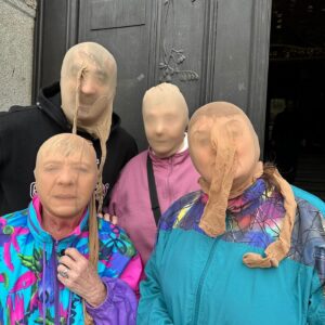 Eva Holubová Instagram - Vikend zacina!! Ja budu mit pracovni. Jako vsechny v dubnu, kvetnu a cervnu. Ale ted uz pouze jednu akci denne az do stredy, pak opet po dvou. Jak dlouho to muzete vydrzet, aniz byste to zacali flakat? No, zatim to zvladam, ponevadz moje predstaveni, nataceni a projekty mne bavi. Ale jak dlouho vydrzim celkove fyzicky ,uvidíme. Dnes nataceni. Skvela parta. Uhadnete, kdo se skryva pod maskou? 
Vecer Jablonec, beseda “Holubice- DCERAaMATKAROKU! 
Uzasne publikum, dekujeme. Zitra Trutnov. Kousek je Hradecek. Nebyla jsem tam dlouho. V Trutnove , Dudynku ( @dagmarhavlova_official ) na obede , pamatujes? S maminkou a Vaskem. Mam rada ten kraj, ale necim ve mne vyvolaval vzdycky smutek. Zvlaste, kdyz bylo pochmurno. Z Hradecku na Hrad, rikalo se po Listopadu 89.