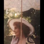 Eva Holubová Instagram - Miluju obdobi “fin de siecle”, tedy obdobi secese. Obzvlaste ve vytvarnem umeni, v architekture. Modu te doby, uzitkove predmety. Doba kocaru, korzetu, “honziku”, fiží a klobouku. Doba vynalezu, ale taky zmen ve spolecnosti, doba boje zen za volebni pravo. Nesmely jsme volit, dokazete si zo predstavit? Vsude okolo nas patriarchalni svet, psychiatri oznacovali naše citová rozpoložení za hysterii, menopauzu za “smrt zeny v zene”. Ani vlastneni majetku pro zeny nebyla samozrejmost. Nebylo samozrejme studium na vysokych skolach, panovnice v historii najdeme, ale clenky parlamentu, poradkyne kralu, kanclerky , soudkyne, starostky nikoliv. Co se stalo, ze jsme se posunuly smerem nahoru? Muzi nas tam nevytahli, to nase predchudkyne nas tam vydrapaly. A nebylo to jednoduche a bezbolestne. Uz i kvuli tomu, kvuli nim chodim poctive k volbam. Nestavim ženy nad muze, ale ani naopak. Ja jsem pro rovnost pohlavi, nikoliv za kazdou cenu a univerzalne. Vnimam mezi nimi ruznost, ale i presto vyznavam rovnost. “Ten umi to a ten zas tohle a vsichni dohromady udelame moc. Chytra zena= chytry muz= chytry clovek / osobnost. Blbec= blbka= hlupaci hlupačky. Znam dost muzu, kteri cti prava žen, znam ale i despoty( to byl muj tatinek), znam i muze tzv. “pod pantoflem”. Znam i zeny, ktere stoji proti emancipovanym zenam. Mela bys sedet doma a vytvaret zazemi pro rodinu, pro manzela. To vubec neni malo, ale musis se pro to rozhodnout, nikoliv byt odsouzena. Musi to byt poslanim, nikoliv trestem. A musi v tom byt zainteresovani oba partneri. Rada si vymyslim, predstavuju. Mam na to diky nespavosti dost prostoru. Ted mi bezi hlavou, co kdyby si zeny, ktere se rozhodly chodit k volbam vzaly pro tuto prilezitost klobouk na pocest zen, ktere nam pravo volit vybojovaly. A hodily to tam zodpovedne tomu, komu nejvic verime, at uz nas partner voli kohokoliv? Jo, rozhodnuto. Letos jdu k volbam v klobouku. 😂A udelam si z toho svatek rovnopravnosti. A uziju si to, ze muzu. Nenecham za sebe rozhodovat druhe. Tak a ja pomalu vstanu a dobalim si kufr, nebot za chvili odjizdime do Bardějova. 😂❤️🙏🕊✌🏻👍🏿