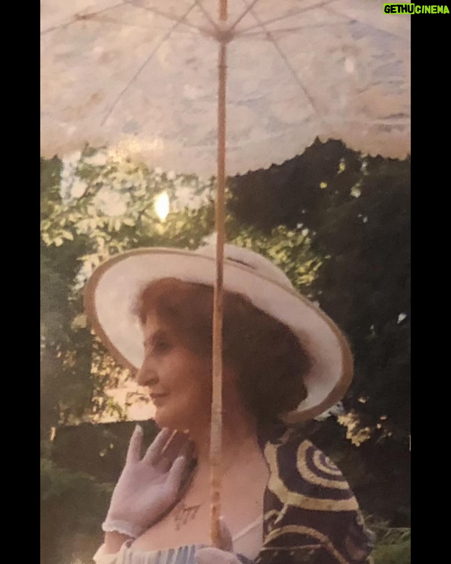 Eva Holubová Instagram - Miluju obdobi “fin de siecle”, tedy obdobi secese. Obzvlaste ve vytvarnem umeni, v architekture. Modu te doby, uzitkove predmety. Doba kocaru, korzetu, “honziku”, fiží a klobouku. Doba vynalezu, ale taky zmen ve spolecnosti, doba boje zen za volebni pravo. Nesmely jsme volit, dokazete si zo predstavit? Vsude okolo nas patriarchalni svet, psychiatri oznacovali naše citová rozpoložení za hysterii, menopauzu za “smrt zeny v zene”. Ani vlastneni majetku pro zeny nebyla samozrejmost. Nebylo samozrejme studium na vysokych skolach, panovnice v historii najdeme, ale clenky parlamentu, poradkyne kralu, kanclerky , soudkyne, starostky nikoliv. Co se stalo, ze jsme se posunuly smerem nahoru? Muzi nas tam nevytahli, to nase predchudkyne nas tam vydrapaly. A nebylo to jednoduche a bezbolestne. Uz i kvuli tomu, kvuli nim chodim poctive k volbam. Nestavim ženy nad muze, ale ani naopak. Ja jsem pro rovnost pohlavi, nikoliv za kazdou cenu a univerzalne. Vnimam mezi nimi ruznost, ale i presto vyznavam rovnost. “Ten umi to a ten zas tohle a vsichni dohromady udelame moc. Chytra zena= chytry muz= chytry clovek / osobnost. Blbec= blbka= hlupaci hlupačky. Znam dost muzu, kteri cti prava žen, znam ale i despoty( to byl muj tatinek), znam i muze tzv. “pod pantoflem”. Znam i zeny, ktere stoji proti emancipovanym zenam. Mela bys sedet doma a vytvaret zazemi pro rodinu, pro manzela. To vubec neni malo, ale musis se pro to rozhodnout, nikoliv byt odsouzena. Musi to byt poslanim, nikoliv trestem. A musi v tom byt zainteresovani oba partneri. Rada si vymyslim, predstavuju. Mam na to diky nespavosti dost prostoru. Ted mi bezi hlavou, co kdyby si zeny, ktere se rozhodly chodit k volbam vzaly pro tuto prilezitost klobouk na pocest zen, ktere nam pravo volit vybojovaly. A hodily to tam zodpovedne tomu, komu nejvic verime, at uz nas partner voli kohokoliv? Jo, rozhodnuto. Letos jdu k volbam v klobouku. 😂A udelam si z toho svatek rovnopravnosti. A uziju si to, ze muzu. Nenecham za sebe rozhodovat druhe. Tak a ja pomalu vstanu a dobalim si kufr, nebot za chvili odjizdime do Bardějova. 😂❤️🙏🕊✌🏻👍🏿