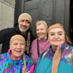 Eva Holubová Instagram - Vikend zacina!! Ja budu mit pracovni. Jako vsechny v dubnu, kvetnu a cervnu. Ale ted uz pouze jednu akci denne az do stredy, pak opet po dvou. Jak dlouho to muzete vydrzet, aniz byste to zacali flakat? No, zatim to zvladam, ponevadz moje predstaveni, nataceni a projekty mne bavi. Ale jak dlouho vydrzim celkove fyzicky ,uvidíme. Dnes nataceni. Skvela parta. Uhadnete, kdo se skryva pod maskou? Vecer Jablonec, beseda “Holubice- DCERAaMATKAROKU! Uzasne publikum, dekujeme. Zitra Trutnov. Kousek je Hradecek. Nebyla jsem tam dlouho. V Trutnove , Dudynku ( @dagmarhavlova_official ) na obede , pamatujes? S maminkou a Vaskem. Mam rada ten kraj, ale necim ve mne vyvolaval vzdycky smutek. Zvlaste, kdyz bylo pochmurno. Z Hradecku na Hrad, rikalo se po Listopadu 89.
