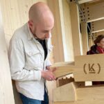Eva Holubová Instagram - Kampan vrcholi a priostruje, a ja jedu hrat na Slovensko a projizdim krajem, kde jsme byli minuly tyden na vyjezdu s @holu_ad a @holu_ka . A uz si pobrukuju “Horenka Chabova kebys bola moja”. Ty silne pozitivni zazitky mi nakazuji opustit posledni predvolebni plivanice a strkanice. Chci vas seznamovat s misty, ktera na mne zapusobila, potvrdila mou lasku k zivotu a viru v lidskou pospolitost. KLOBOUCKÁ LESNÍ sro. Jeji administrativni budova by mela patrit mezi divy sveta. A patri, aspon toho naseho, maleho, moravskoceskeho. Najdete si na internetu, maji krasne stranky. Maji lesy, maji drevo, maji napady, maji odvahu, maji stroje. Vyrobi vam domecek, ktery se da slozit a zase rozlozit kdekoliv je potreba. Nedelam reklamu, oni ji nepotrebuji, maji dost poptavek. Ani to neni placene partnerstvi, i kdyz s Partnerstvim to souvisi. S Nadaci Partnerstvi- Společně pro lidi a prirodu. Tahle nadace pomaha lidem, kteri chteji vracet do krajiny zelen, vodni plochy, atd. schanet granty z EU. Ale ma i jine projekty, hodne ty osvetove a vzdelavaci. Podivejte se na jejich stranky. Mirek Kundrata (strategicky reditel nadace) a jeho zena Alenka jsou lide, u nichz mate pocit, ze je znate od nepaměti, je vam s nimi dobre, jako na horach , v lese nebo u more..proste jako kdyz jste v prirode. Jsem stastna, ze nas zavezli do Kloboucke lesni sro. Videt pohromade vyrobni podnik, ktery prosperuje, tedy VYDELAVA, ktery funguje na udrzitelnych zdrojích a ktery ma aminiszrativni a spolecenskou budovu srovnatelnou s krasou kterehokoliv z divu Sveta. Jsem rada, ze jsem poznala Vojtu Dorňáka, letos nominovaneho na cenu Josefa Vavrouska. Je treba se obklopovat krasou, je treba se obklopovat pozitivnimi lidmi, je treba s nimi spolupracovat ci se od nich inspirovat. ❤️🙏😂✌🏻🕊🇨🇿👍🏿👏🏿