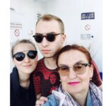 Eva Holubová Instagram - My dve, nas volebni stab s kandidatem😂. Na foto c, 2 je kompletni i s @iammatejpaprciak , ale bez kandidata. Tem z vas, jejichz rodinny prislusnici nekandidovali do zadne verejne funkce, chci prozradit, ze podpora fungujici rodiny je bezna, casto se prislusnici rodiny zapojuji i primo. Masarykovy deti:predevsim Alice a Jan, bratri Havlovi spolupracovali i v disentu, bratri Kenedyovi- Robert byl hlavou Johnova volebniho stabu. Jejich otec ho podporoval verejne i skryte. Ja ho podporuju pouze verejne, nedomlouvam nic za necimi zady. Nemam s kym, on to nepotrebuje a ani by to nechtel. Vsechny dalsi podpory si domluvil @holu_ad sam, vetsinou mu byly nabidnuty. Ale to, ze rodina se zapojuje do kampane, je standard. Jalcinova dcera Tatiana vedla kampan svemu otci, pracovala jako jeho poradkyne. To same Ivanka Trumpova. Proste kdyz politikovi nekdo blizky rozumi politice a je ochoten s nim spolupracovat, tak se tak bezne deje. A jeste musim zminit naseho tatu, neni uplne aktivni ve stabu, ale dela, co je potreba. Takovy stary dobry dobrovolnik. Ja jsem na nas moc pysna, ze tak fungujeme, i kdyz to je narocnejsi, nez si myslite. My totiz nemame placene pomocniky, ale dobrovolniky ze svych rad.😜🙁✊