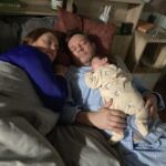 Eva Holubová Instagram - Uprimne? Nemam moc rada deti nebo zvirata na place. To nemohu ovlivnit, co ovlivnit mohu, to je zachazeni s nimi. U nas pri nataceni @jednarodinaserial nic ovlivnovat nemusime, nebot nase filmova produkce ma vse pod kontrolou. A tak se muzeme oddat sladkemu, nehyplnemu rozbrednuti se na laskyplnou, emocionalni kasi, plnou obdivu nad timto zazrakem zrozeni, nad malym clovickem. Kdyz jsi se mne, Matýsku, drzel za prst, premyslela jsem, jestli toto nase setkani je posledni nebo ne. Stalo se vam nekdy, ze se vam nekdo z davne minulosti objevil v pritomnem zivote? Premyslim a nemuzu si uplne vzpomenout. Koho jsem poznala v detstvi, svem nebo jeho, a pak se mi po letech najednou zjevil v zivote? Nevzpominam si. Uz znam pouze par lidi, co znali moje rodice. Lidi z mladi znam, ale z detstvi? Kam se podeli hlavni postavy, s nimiz bych si mohla zavzpominat na detstvi, svoje nebo jejich? Tak, mam jeste hodinu pred zazvonenim budiku, tak se jdu ponorit do minulosti. My totiz nemame blizsi rodinu, nez sami sebe. Neco nevyslo, neco se nepovedlo. Neknouram, konstatuju a lituju. Jak matd velkou rodinu, ovsem tu, s niz se stykate? Kolik mate pratel z detstvi?❤️😂☺️😔🕊🙏✋🏽💋