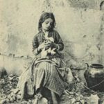 Eva Holubová Instagram – Miluju obdobi “fin de siecle”, tedy obdobi secese. Obzvlaste ve vytvarnem umeni, v architekture. Modu te doby, uzitkove predmety. Doba kocaru, korzetu, “honziku”, fiží a klobouku. Doba vynalezu, ale taky zmen ve spolecnosti, doba boje zen za volebni pravo. Nesmely jsme volit, dokazete si zo predstavit? Vsude okolo nas patriarchalni svet, psychiatri oznacovali naše citová rozpoložení za hysterii, menopauzu za “smrt zeny v zene”. Ani vlastneni majetku pro  zeny nebyla samozrejmost. Nebylo samozrejme studium na vysokych skolach, panovnice v historii najdeme, ale clenky parlamentu, poradkyne kralu, kanclerky , soudkyne, starostky nikoliv. Co se stalo, ze jsme se posunuly smerem nahoru? Muzi nas tam nevytahli, to nase predchudkyne nas tam vydrapaly. A nebylo to jednoduche a bezbolestne. Uz i kvuli tomu, kvuli nim chodim poctive k volbam. Nestavim ženy nad muze, ale ani naopak. Ja jsem pro rovnost pohlavi, nikoliv za kazdou cenu a univerzalne. Vnimam mezi nimi ruznost, ale i presto vyznavam rovnost. “Ten umi to a ten zas tohle a vsichni dohromady udelame moc. Chytra zena= chytry muz= chytry clovek / osobnost. Blbec= blbka= hlupaci   hlupačky. Znam dost muzu, kteri cti prava žen, znam ale i despoty( to byl muj tatinek), znam i muze tzv. “pod pantoflem”. Znam i zeny, ktere stoji proti emancipovanym zenam. Mela bys sedet doma a vytvaret zazemi pro rodinu, pro manzela. To vubec neni malo, ale musis se pro to rozhodnout, nikoliv byt odsouzena. Musi to byt poslanim, nikoliv trestem. A musi v tom byt zainteresovani oba partneri.  Rada si vymyslim, predstavuju. Mam na to diky nespavosti dost prostoru. Ted mi bezi hlavou, co kdyby si zeny, ktere se rozhodly chodit k volbam vzaly pro tuto prilezitost klobouk na pocest zen, ktere nam pravo volit vybojovaly. A hodily to tam zodpovedne tomu, komu nejvic verime, at uz nas partner voli kohokoliv? Jo, rozhodnuto. Letos jdu k volbam v klobouku. 😂A udelam si z toho svatek rovnopravnosti. A uziju si to, ze muzu. Nenecham za sebe rozhodovat druhe. Tak a ja pomalu vstanu a dobalim si kufr, nebot za chvili odjizdime do Bardějova. 😂❤️🙏🕊✌🏻👍🏿