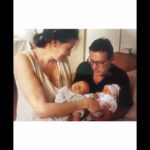 Eva Holubová Instagram - Tento prispevek jsem neplanovala, ani to neni odpoved na utoky, ze pomaham v kampani svymu synovi. Ale reakce na ne to je. Ne, ze bych s nimi nepocitala, kdyz jsem se rozhodla “priznat se verejne k @holu_ad jako ke kandidatovi do EP”. Muj duvod je jednoduchy. Podporuju ho, jako jsem podporovala napr. Karla Schwarzenberga, Hanu Marvanovou, Petra Pavla, atd. Vzdycky jsem to delala z vlastniho zadarmo a z vlastniho presvedceni, ze vsichni ti lide budou pro nasi zem uzitecni a ze berou funkci jako sluzbu obcanum CR. A musela jsem verit v jejich fundovanost. Ale nikdy jsem nehrimala VOLTE JE!! Ne, pouze na ne upozornuju a doporucuju, podivejte se na ne a ZVAZTE JE. K Adamovi: uz jsem to psala, tak pouze pro uplnost : jazykove vybaveni, skoly Londyn, Edinburg, Varsava; Mezinarodni pravo, Mezinarodni vztahy, historie, politilogie, pracovni zkusenosti v EU, v Bruselu, na 🇸🇰 i u nas, predsednictvi EU… Uvedomila jsem si, jak nase rodina drzi pohromade a uplne mi to dojalo. Deti se mnou od malinka chodily na ruzne politicke akce, ja je proste nemela kam dat, kdyz jsem jezdila s Pavlem Telickou pred vstupem do EU, kdyz jsem objizdela s tehdy malo znamym Karlem Schwarz. jeho prvni volebni kampan. Byly to nekdy krusne chvile, plne ironickych invektiv a opileckych nadavek. Ale Karel to vzdy prikladne ustal. Jeho klic byl v tom, ze si musite vzdycky uvedomit, co za cloveka na vas plive a podle toho se urazkou zabyvat. Uvedomila jsem si, jak moc mi pomahala @holu_ka a @holu_ad pri me prvni rezii Gogolova Revizora v @studio.dva . Uvedomila jsem si, jak muj muz, vytvarnik, vzdycky pomohl svym dilem pri kazde akci, ktera se kohokoliv z nas tykala. @holu_ka naprosto prirozene vplula do NF Mathilda . I jeji @iammatejpaprciak pomaha naplno, vlastne to neni pomoc, ale spoluprace. Oni dva ted tvori volebni stab @holu_ad . Nezistne a naplno. A uvedomila jsem si, jak se Adam vedle klucicich zalib vzdycky zajimal o veci verejne. Uz na zakladce a potom i na gymnasiu byl v cele studentske rady. Kdyby ale nebyl na kandidatce @stan.cz , ktere verim, asi bych…,