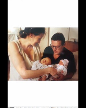 Eva Holubová Instagram - Tento prispevek jsem neplanovala, ani to neni odpoved na utoky, ze pomaham v kampani svymu synovi. Ale reakce na ne to je. Ne, ze bych s nimi nepocitala, kdyz jsem se rozhodla “priznat se verejne k @holu_ad jako ke kandidatovi do EP”. Muj duvod je jednoduchy. Podporuju ho, jako jsem podporovala napr. Karla Schwarzenberga, Hanu Marvanovou, Petra Pavla, atd. Vzdycky jsem to delala z vlastniho zadarmo a z vlastniho presvedceni, ze vsichni ti lide budou pro nasi zem uzitecni a ze berou funkci jako sluzbu obcanum CR. A musela jsem verit v jejich fundovanost. Ale nikdy jsem nehrimala VOLTE JE!! Ne, pouze na ne upozornuju a doporucuju, podivejte se na ne a ZVAZTE JE. K Adamovi: uz jsem to psala, tak pouze pro uplnost : jazykove vybaveni, skoly Londyn, Edinburg, Varsava; Mezinarodni pravo, Mezinarodni vztahy,  historie, politilogie, pracovni zkusenosti v EU, v Bruselu, na 🇸🇰 i u nas, predsednictvi EU… 

Uvedomila jsem si, jak nase rodina drzi pohromade a uplne mi to dojalo. Deti se mnou od malinka chodily na ruzne politicke akce, ja je proste nemela kam dat, kdyz jsem jezdila s Pavlem Telickou pred vstupem do EU, kdyz jsem objizdela s tehdy malo znamym Karlem Schwarz. jeho prvni volebni kampan. Byly to nekdy krusne chvile, plne ironickych invektiv a opileckych nadavek. Ale Karel to vzdy prikladne ustal. Jeho klic byl v tom, ze si musite vzdycky uvedomit, co za cloveka na vas plive a podle toho se urazkou zabyvat. Uvedomila jsem si, jak moc mi pomahala @holu_ka a @holu_ad pri me prvni rezii Gogolova Revizora v @studio.dva . Uvedomila jsem si, jak muj muz, vytvarnik, vzdycky pomohl svym dilem pri kazde akci, ktera se kohokoliv z nas tykala. @holu_ka naprosto prirozene vplula do NF Mathilda . I jeji @iammatejpaprciak pomaha naplno, vlastne to neni pomoc, ale spoluprace. Oni dva ted tvori volebni stab @holu_ad . Nezistne a naplno. A uvedomila jsem si, jak se Adam vedle klucicich zalib vzdycky zajimal o veci verejne. Uz na zakladce a potom i na gymnasiu byl v cele studentske rady. Kdyby ale nebyl na kandidatce @stan.cz , ktere verim, asi bych…,