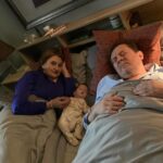 Eva Holubová Instagram – Uprimne? Nemam moc rada deti nebo zvirata na place. To nemohu ovlivnit, co ovlivnit mohu, to je zachazeni s nimi. U nas pri nataceni @jednarodinaserial nic ovlivnovat nemusime, nebot nase filmova produkce ma vse pod kontrolou. A tak se muzeme oddat sladkemu, nehyplnemu rozbrednuti se na laskyplnou, emocionalni kasi, plnou obdivu nad timto zazrakem zrozeni, nad malym clovickem. Kdyz jsi se mne, Matýsku, drzel za prst, premyslela jsem, jestli toto nase setkani je posledni nebo ne. Stalo se vam nekdy, ze se vam nekdo z davne minulosti objevil v pritomnem zivote? Premyslim a nemuzu si uplne vzpomenout.  Koho jsem poznala v detstvi, svem nebo jeho, a pak se mi po letech najednou zjevil v zivote? Nevzpominam si. Uz znam pouze par lidi, co znali moje rodice. Lidi z mladi znam, ale z detstvi? Kam se podeli hlavni postavy, s nimiz bych si mohla zavzpominat na detstvi, svoje nebo jejich? Tak, mam jeste hodinu pred zazvonenim budiku, tak se jdu ponorit do minulosti. My totiz nemame blizsi rodinu, nez sami sebe. Neco nevyslo, neco se nepovedlo. Neknouram, konstatuju a lituju. Jak matd velkou rodinu, ovsem tu, s niz se stykate? Kolik mate pratel z detstvi?❤️😂☺️😔🕊🙏✋🏽💋