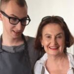 Eva Holubová Instagram - My dve, nas volebni stab s kandidatem😂. Na foto c, 2 je kompletni i s @iammatejpaprciak , ale bez kandidata. Tem z vas, jejichz rodinny prislusnici nekandidovali do zadne verejne funkce, chci prozradit, ze podpora fungujici rodiny je bezna, casto se prislusnici rodiny zapojuji i primo. Masarykovy deti:predevsim Alice a Jan, bratri Havlovi spolupracovali i v disentu, bratri Kenedyovi- Robert byl hlavou Johnova volebniho stabu. Jejich otec ho podporoval verejne i skryte. Ja ho podporuju pouze verejne, nedomlouvam nic za necimi zady. Nemam s kym, on to nepotrebuje a ani by to nechtel. Vsechny dalsi podpory si domluvil @holu_ad sam, vetsinou mu byly nabidnuty. Ale to, ze rodina se zapojuje do kampane, je standard. Jalcinova dcera Tatiana vedla kampan svemu otci, pracovala jako jeho poradkyne. To same Ivanka Trumpova. Proste kdyz politikovi nekdo blizky rozumi politice a je ochoten s nim spolupracovat, tak se tak bezne deje. A jeste musim zminit naseho tatu, neni uplne aktivni ve stabu, ale dela, co je potreba. Takovy stary dobry dobrovolnik. Ja jsem na nas moc pysna, ze tak fungujeme, i kdyz to je narocnejsi, nez si myslite. My totiz nemame placene pomocniky, ale dobrovolniky ze svych rad.😜🙁✊