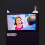 Eva Holubová Instagram – Uprimne? Nemam moc rada deti nebo zvirata na place. To nemohu ovlivnit, co ovlivnit mohu, to je zachazeni s nimi. U nas pri nataceni @jednarodinaserial nic ovlivnovat nemusime, nebot nase filmova produkce ma vse pod kontrolou. A tak se muzeme oddat sladkemu, nehyplnemu rozbrednuti se na laskyplnou, emocionalni kasi, plnou obdivu nad timto zazrakem zrozeni, nad malym clovickem. Kdyz jsi se mne, Matýsku, drzel za prst, premyslela jsem, jestli toto nase setkani je posledni nebo ne. Stalo se vam nekdy, ze se vam nekdo z davne minulosti objevil v pritomnem zivote? Premyslim a nemuzu si uplne vzpomenout.  Koho jsem poznala v detstvi, svem nebo jeho, a pak se mi po letech najednou zjevil v zivote? Nevzpominam si. Uz znam pouze par lidi, co znali moje rodice. Lidi z mladi znam, ale z detstvi? Kam se podeli hlavni postavy, s nimiz bych si mohla zavzpominat na detstvi, svoje nebo jejich? Tak, mam jeste hodinu pred zazvonenim budiku, tak se jdu ponorit do minulosti. My totiz nemame blizsi rodinu, nez sami sebe. Neco nevyslo, neco se nepovedlo. Neknouram, konstatuju a lituju. Jak matd velkou rodinu, ovsem tu, s niz se stykate? Kolik mate pratel z detstvi?❤️😂☺️😔🕊🙏✋🏽💋