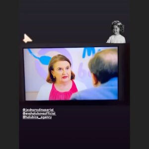 Eva Holubová Instagram - Uprimne? Nemam moc rada deti nebo zvirata na place. To nemohu ovlivnit, co ovlivnit mohu, to je zachazeni s nimi. U nas pri nataceni @jednarodinaserial nic ovlivnovat nemusime, nebot nase filmova produkce ma vse pod kontrolou. A tak se muzeme oddat sladkemu, nehyplnemu rozbrednuti se na laskyplnou, emocionalni kasi, plnou obdivu nad timto zazrakem zrozeni, nad malym clovickem. Kdyz jsi se mne, Matýsku, drzel za prst, premyslela jsem, jestli toto nase setkani je posledni nebo ne. Stalo se vam nekdy, ze se vam nekdo z davne minulosti objevil v pritomnem zivote? Premyslim a nemuzu si uplne vzpomenout.  Koho jsem poznala v detstvi, svem nebo jeho, a pak se mi po letech najednou zjevil v zivote? Nevzpominam si. Uz znam pouze par lidi, co znali moje rodice. Lidi z mladi znam, ale z detstvi? Kam se podeli hlavni postavy, s nimiz bych si mohla zavzpominat na detstvi, svoje nebo jejich? Tak, mam jeste hodinu pred zazvonenim budiku, tak se jdu ponorit do minulosti. My totiz nemame blizsi rodinu, nez sami sebe. Neco nevyslo, neco se nepovedlo. Neknouram, konstatuju a lituju. Jak matd velkou rodinu, ovsem tu, s niz se stykate? Kolik mate pratel z detstvi?❤️😂☺️😔🕊🙏✋🏽💋