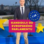 Eva Holubová Instagram - Jmenuji se Adam Holub a kandiduji do Evropského parlamentu s číslem 12 na kandidátce Starostové a osobnosti pro Evropu jako člen Liberálně ekologické strany (LES). @liberalne_ekologicka_strana My Češi dobře chápeme, že je třeba chránit osobní svobody, ale i svobody příštích generací. Vážíme si krás naší krajiny a přírody. 🌲🌳🐝 Víme, že se vyplatí podporovat podnikavost a vynalézavost. 🦾⚙️ V náročných dobách umíme brát ohled na ty zranitelnější. A díky naší historii víme, odkud Evropě hrozí nebezpečí. 🪆👺 Proč kandiduji? Kandiduji, protože potřebujeme v Evropě zasvěcené lidi, kteří vědí, jak funguje EU a jsou si vědomi závažnosti jejích výzev. ☝️ Čemu se jako poslanec Evropského parlamentu budu věnovat? Ochraně životního prostředí v Evropě a ve světě 🌱a vztahům se zeměmi na východ od nás.🌍🇺🇦🇲🇩🇬🇪 V obou těchto otázkách stojí Evropa na důležité křižovatce a obě témata jsou pod silným tlakem populistů.⛔️ Trápí mě otázka nedostatečných příležitostí pro nás mladé lidi. Mladí lidé se chtějí uplatňovat a naplňovat své sny. Investice do mladých lidí je investicí do budoucnosti!🚸 Stejně tak mi vadí, že stále nežijeme ve světě, kde by ženy dostávaly stejné příležitosti jako muži. 🙅‍♀️Úspěch žen rovná se úspěchu celé společnosti. 🙌 V Evropském parlamentu se budu vždy zasazovat o rovné příležitosti.🤝 Spolupráce, která se buduje na společných hodnotách a vzájemném respektu, je více než sňatek z rozumu.🤵‍♂️ Na kandidátce budu stát po boku lídrů jako je paní profesorka @danusenerudova a pan @jan_farsky 💪 Chci být českým hlasem, který je v Evropě slyšet. 🇨🇿🗣️🇪🇺 Budu pracovitým poslancem ve vašich službách.🥊 Můžete se na mně spolehnout.👌 #provásvep #protebevep #volby #evropskyparlament