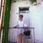 Eva Holubová Instagram – Ja se letos tesim na Sicilii, ja se tam tesim vzdycky, ale pokazdy mam pocit, ze ten rok uplne nejvic. Bude opravena dalsi cast domu, budeme se s @iammatejpaprciak a s @holu_ka pripravovat na zkouseni nove hry do @studio.dva . Budeme si uzivat chvile vzajemnosti bez zbesileho pravovniho nasazeni. Hedlo Sicilanu je “piano, piano”. Zemekoule se tady toci pomaleji. Dnes opet nesvetim nedeli!!! Tam vzdycky zajdu do kostela. Tady si, nez jdu spat, obvykle poustim msi od Nejsvetejsiho Salvatora, tedy Tomase Halika. Neni to spatny, ale citim, ze volna NEDĚLE mi chybi. Vsimli jste si, ze tento den v tydnu ma v ruznych jazycich ruzny vyznam? U nas nam oznamuje, ze se nedela.Italove ji rikaji Domenica, tedy den PÁNA, Rusové воскресенье- vzkříšení. Mate nejake takove dalsi priklady? Podelte se🙏. 😂❤️🕊