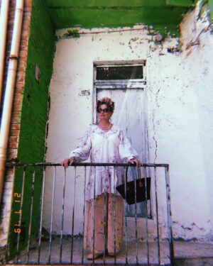 Eva Holubová Instagram - Ja se letos tesim na Sicilii, ja se tam tesim vzdycky, ale pokazdy mam pocit, ze ten rok uplne nejvic. Bude opravena dalsi cast domu, budeme se s @iammatejpaprciak a s @holu_ka pripravovat na zkouseni nove hry do @studio.dva . Budeme si uzivat chvile vzajemnosti bez zbesileho pravovniho nasazeni. Hedlo Sicilanu je “piano, piano”. Zemekoule se tady toci pomaleji. Dnes opet nesvetim nedeli!!! Tam vzdycky zajdu do kostela. Tady si, nez jdu spat, obvykle poustim msi od Nejsvetejsiho Salvatora, tedy Tomase Halika. Neni to spatny, ale citim, ze volna NEDĚLE mi chybi. Vsimli jste si, ze tento den v tydnu ma v ruznych jazycich ruzny vyznam? U nas nam oznamuje, ze se nedela.Italove ji rikaji Domenica, tedy den PÁNA, Rusové воскресенье- vzkříšení. Mate nejake takove dalsi priklady? Podelte se🙏. 😂❤️🕊