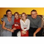 Eva Holubová Instagram - Tento prispevek jsem neplanovala, ani to neni odpoved na utoky, ze pomaham v kampani svymu synovi. Ale reakce na ne to je. Ne, ze bych s nimi nepocitala, kdyz jsem se rozhodla “priznat se verejne k @holu_ad jako ke kandidatovi do EP”. Muj duvod je jednoduchy. Podporuju ho, jako jsem podporovala napr. Karla Schwarzenberga, Hanu Marvanovou, Petra Pavla, atd. Vzdycky jsem to delala z vlastniho zadarmo a z vlastniho presvedceni, ze vsichni ti lide budou pro nasi zem uzitecni a ze berou funkci jako sluzbu obcanum CR. A musela jsem verit v jejich fundovanost. Ale nikdy jsem nehrimala VOLTE JE!! Ne, pouze na ne upozornuju a doporucuju, podivejte se na ne a ZVAZTE JE. K Adamovi: uz jsem to psala, tak pouze pro uplnost : jazykove vybaveni, skoly Londyn, Edinburg, Varsava; Mezinarodni pravo, Mezinarodni vztahy, historie, politilogie, pracovni zkusenosti v EU, v Bruselu, na 🇸🇰 i u nas, predsednictvi EU… Uvedomila jsem si, jak nase rodina drzi pohromade a uplne mi to dojalo. Deti se mnou od malinka chodily na ruzne politicke akce, ja je proste nemela kam dat, kdyz jsem jezdila s Pavlem Telickou pred vstupem do EU, kdyz jsem objizdela s tehdy malo znamym Karlem Schwarz. jeho prvni volebni kampan. Byly to nekdy krusne chvile, plne ironickych invektiv a opileckych nadavek. Ale Karel to vzdy prikladne ustal. Jeho klic byl v tom, ze si musite vzdycky uvedomit, co za cloveka na vas plive a podle toho se urazkou zabyvat. Uvedomila jsem si, jak moc mi pomahala @holu_ka a @holu_ad pri me prvni rezii Gogolova Revizora v @studio.dva . Uvedomila jsem si, jak muj muz, vytvarnik, vzdycky pomohl svym dilem pri kazde akci, ktera se kohokoliv z nas tykala. @holu_ka naprosto prirozene vplula do NF Mathilda . I jeji @iammatejpaprciak pomaha naplno, vlastne to neni pomoc, ale spoluprace. Oni dva ted tvori volebni stab @holu_ad . Nezistne a naplno. A uvedomila jsem si, jak se Adam vedle klucicich zalib vzdycky zajimal o veci verejne. Uz na zakladce a potom i na gymnasiu byl v cele studentske rady. Kdyby ale nebyl na kandidatce @stan.cz , ktere verim, asi bych…,
