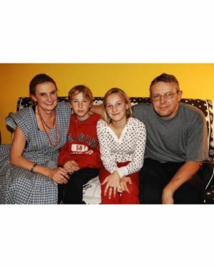 Eva Holubová Instagram - Tento prispevek jsem neplanovala, ani to neni odpoved na utoky, ze pomaham v kampani svymu synovi. Ale reakce na ne to je. Ne, ze bych s nimi nepocitala, kdyz jsem se rozhodla “priznat se verejne k @holu_ad jako ke kandidatovi do EP”. Muj duvod je jednoduchy. Podporuju ho, jako jsem podporovala napr. Karla Schwarzenberga, Hanu Marvanovou, Petra Pavla, atd. Vzdycky jsem to delala z vlastniho zadarmo a z vlastniho presvedceni, ze vsichni ti lide budou pro nasi zem uzitecni a ze berou funkci jako sluzbu obcanum CR. A musela jsem verit v jejich fundovanost. Ale nikdy jsem nehrimala VOLTE JE!! Ne, pouze na ne upozornuju a doporucuju, podivejte se na ne a ZVAZTE JE. K Adamovi: uz jsem to psala, tak pouze pro uplnost : jazykove vybaveni, skoly Londyn, Edinburg, Varsava; Mezinarodni pravo, Mezinarodni vztahy,  historie, politilogie, pracovni zkusenosti v EU, v Bruselu, na 🇸🇰 i u nas, predsednictvi EU… 

Uvedomila jsem si, jak nase rodina drzi pohromade a uplne mi to dojalo. Deti se mnou od malinka chodily na ruzne politicke akce, ja je proste nemela kam dat, kdyz jsem jezdila s Pavlem Telickou pred vstupem do EU, kdyz jsem objizdela s tehdy malo znamym Karlem Schwarz. jeho prvni volebni kampan. Byly to nekdy krusne chvile, plne ironickych invektiv a opileckych nadavek. Ale Karel to vzdy prikladne ustal. Jeho klic byl v tom, ze si musite vzdycky uvedomit, co za cloveka na vas plive a podle toho se urazkou zabyvat. Uvedomila jsem si, jak moc mi pomahala @holu_ka a @holu_ad pri me prvni rezii Gogolova Revizora v @studio.dva . Uvedomila jsem si, jak muj muz, vytvarnik, vzdycky pomohl svym dilem pri kazde akci, ktera se kohokoliv z nas tykala. @holu_ka naprosto prirozene vplula do NF Mathilda . I jeji @iammatejpaprciak pomaha naplno, vlastne to neni pomoc, ale spoluprace. Oni dva ted tvori volebni stab @holu_ad . Nezistne a naplno. A uvedomila jsem si, jak se Adam vedle klucicich zalib vzdycky zajimal o veci verejne. Uz na zakladce a potom i na gymnasiu byl v cele studentske rady. Kdyby ale nebyl na kandidatce @stan.cz , ktere verim, asi bych…,